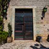 Per visitarlo usciamo dalla chiesa e varchiamo una porta adiacente, quella di una cappella costruita nel 1910
